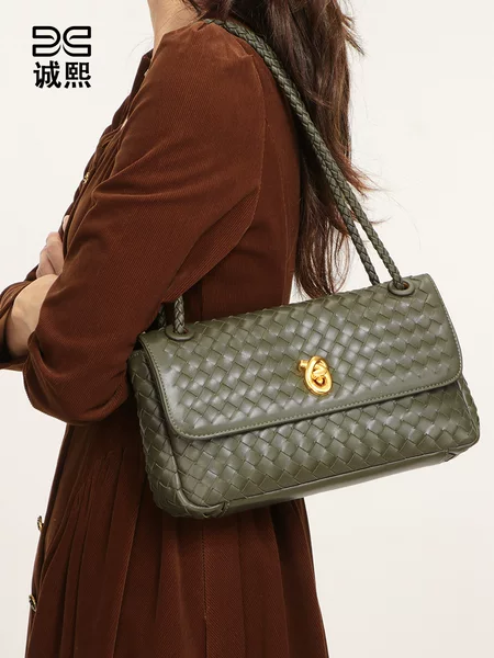 2026 retro style hand-held envelope messenger bag, versatile for commuting, shoulder bag, underarm bag, fashionable women's woven crossbody bag