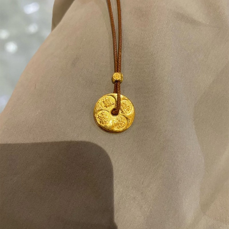 Xiaohongshu 人気の新しい中国風古代彫刻小さなラウンドケーキペンダントネックレス宮殿スタイルのネックレスドロップシッピング|undefined