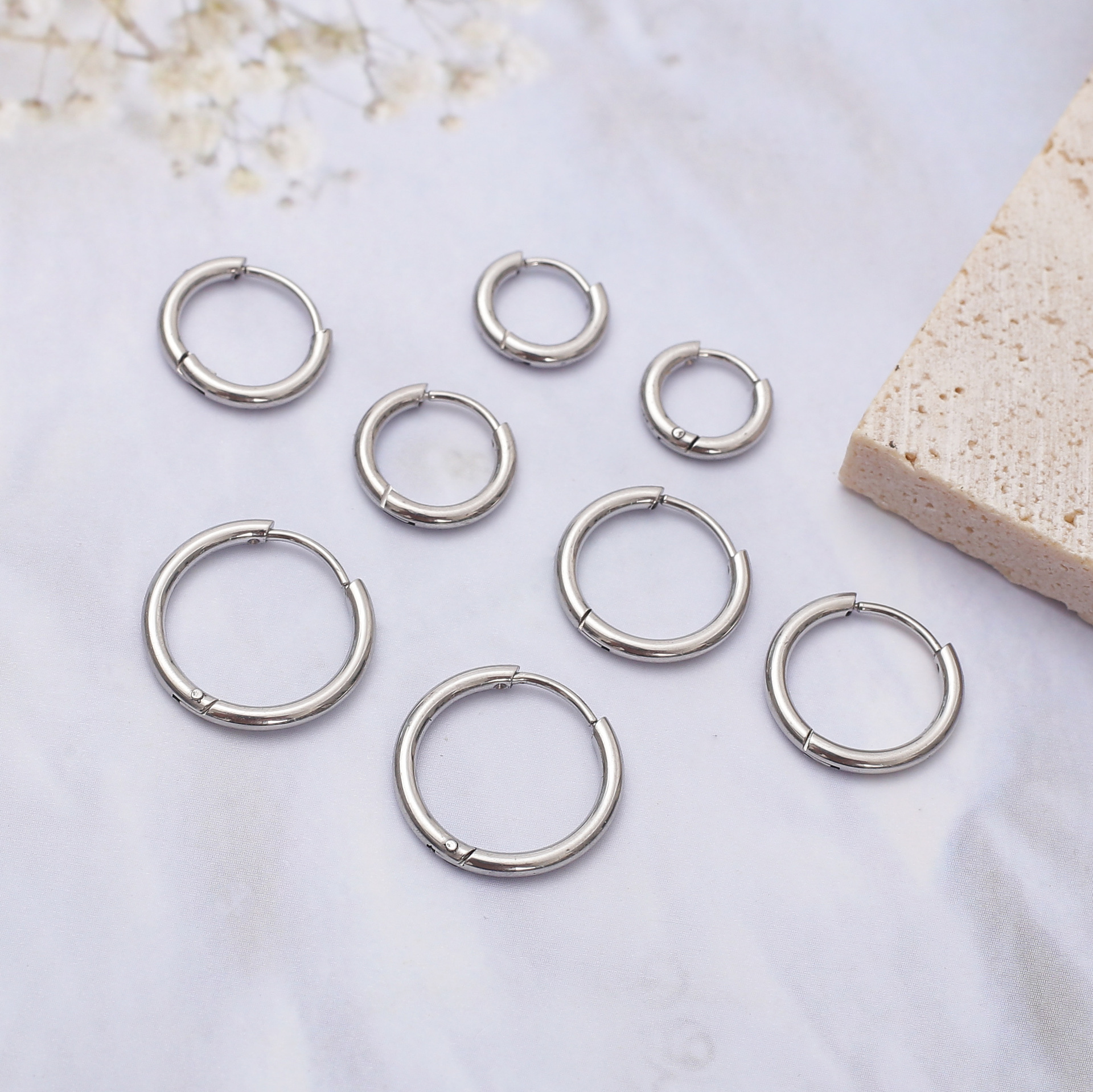 Precio especial simple anillo de auriculares temperamento moda versátil de alta sensación aretes de auriculares al por mayor