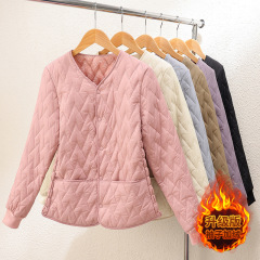 女性のベルベットの綿入れの中の臆病な綿入れの服の短いタイプは保温の中で秋冬の肌着を着て綿の綿入れの上着を身に着けている