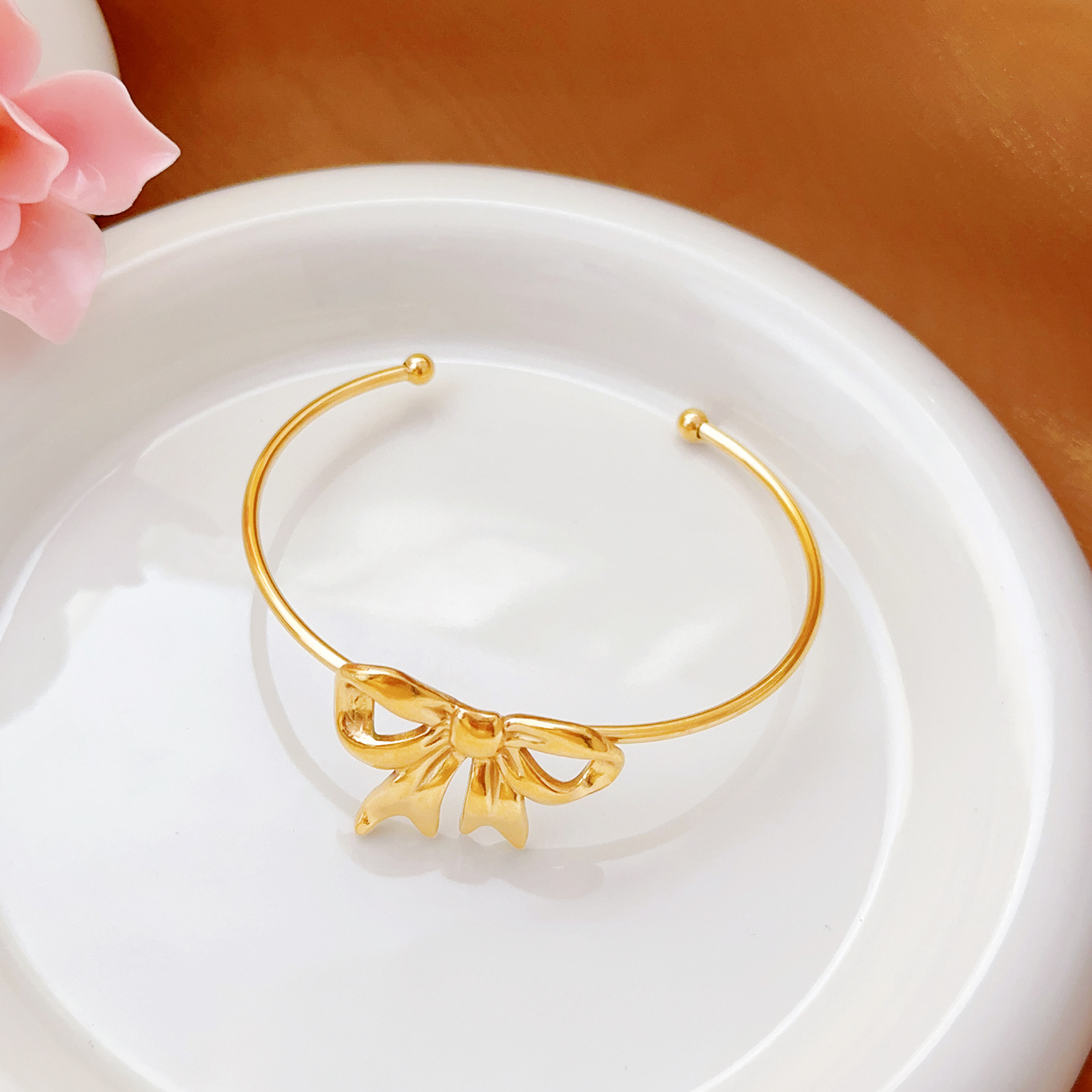 Arco de mariposa Europa y Estados Unidos personalidad collar de acero de titanio pernos de moda lujoso ligero conjunto de joyas personales femeninas