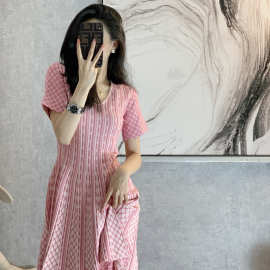 粉色连衣裙女夏2023年新款法式复古小众收腰显瘦气质短袖针织裙子