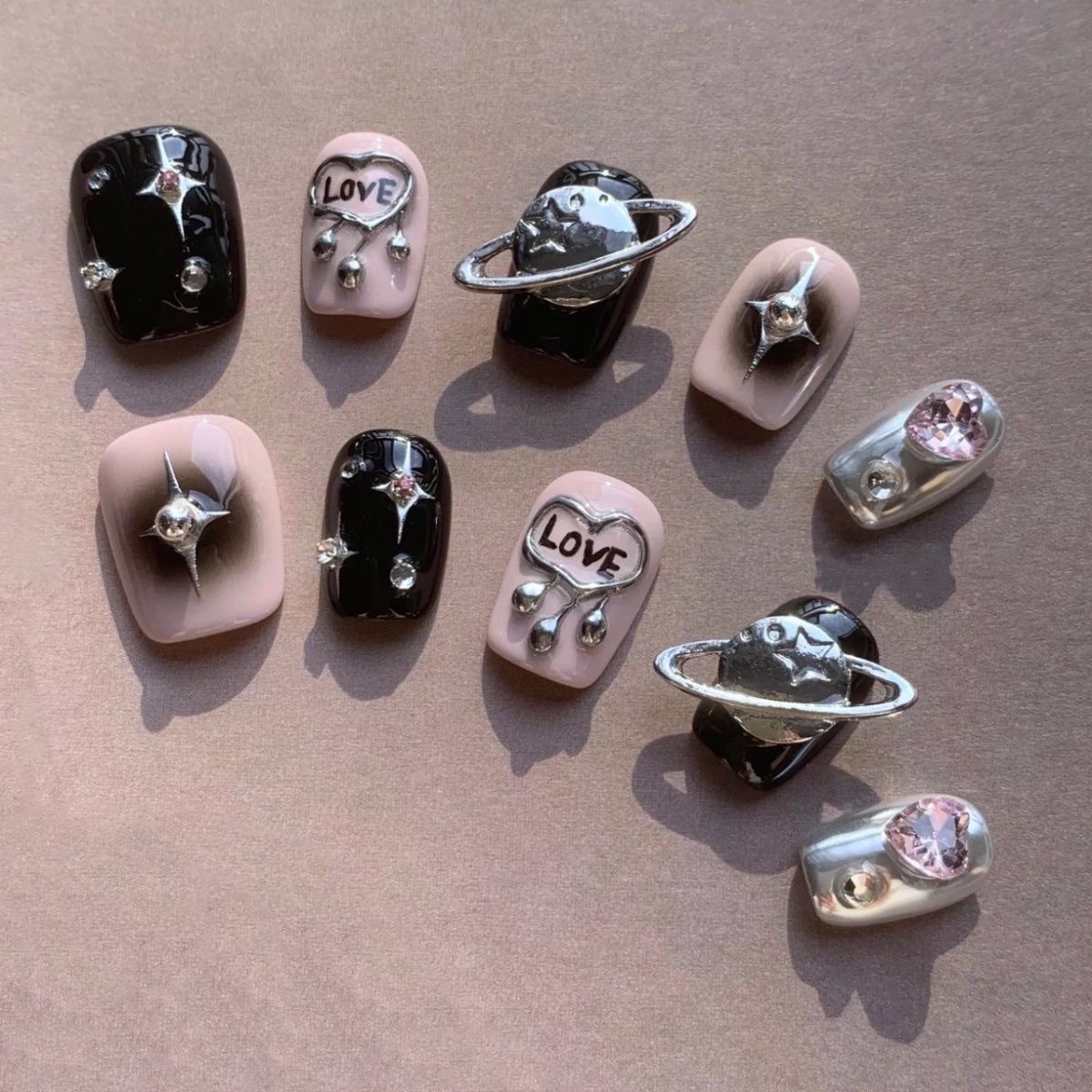 Yi danza fototerapia hecha a mano desgaste pieza de uñas corto vagando planeta desgaste pieza de uñas al por mayor fuente fábrica clavo pieza