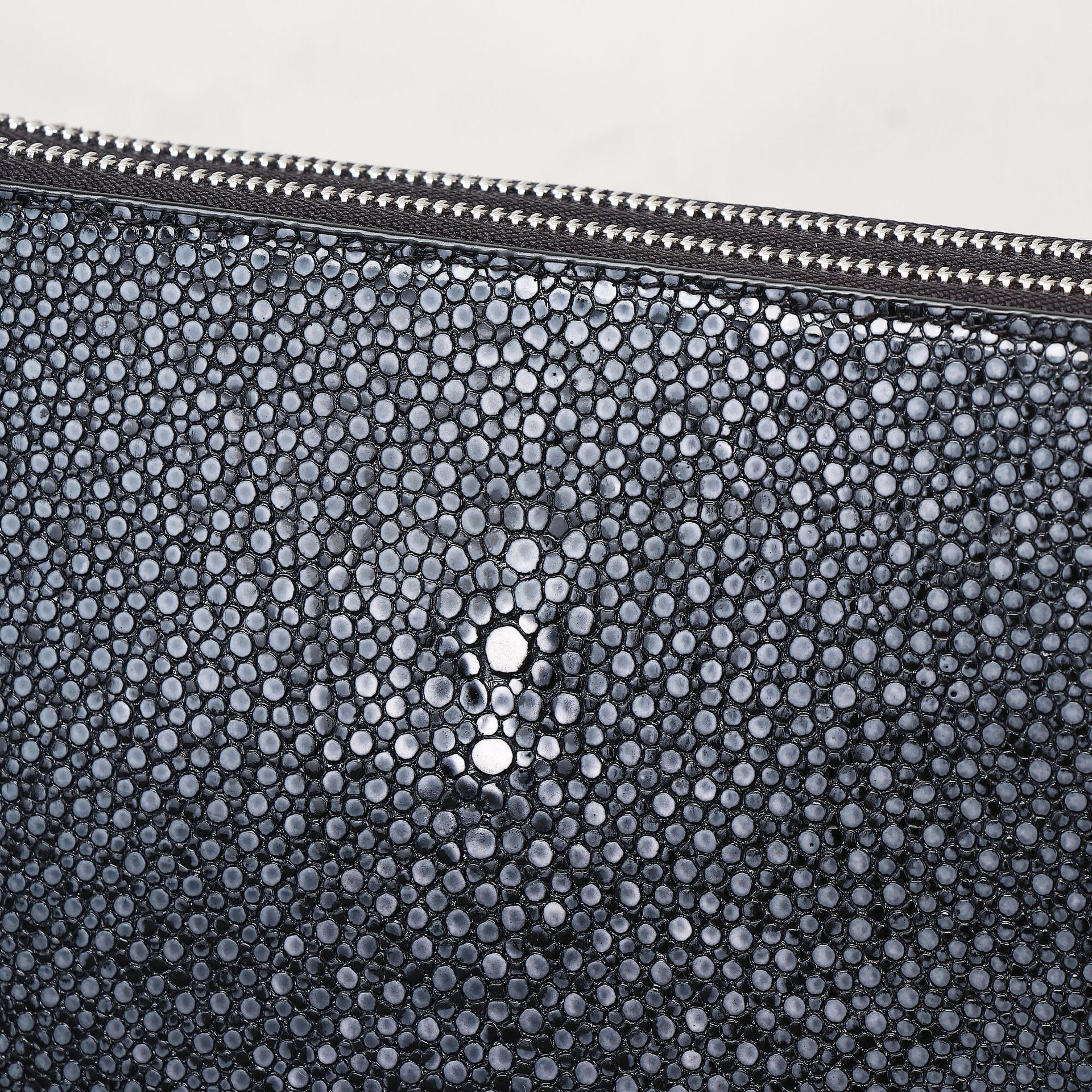 Túi clutch nam da vân cá bóng khóa số kéo đôi cầm tay chi tiết 5