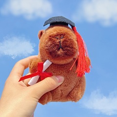 新款博士帽卡皮巴拉掛件創意伴手禮學生勵志小禮品鑰匙扣毛絨掛件