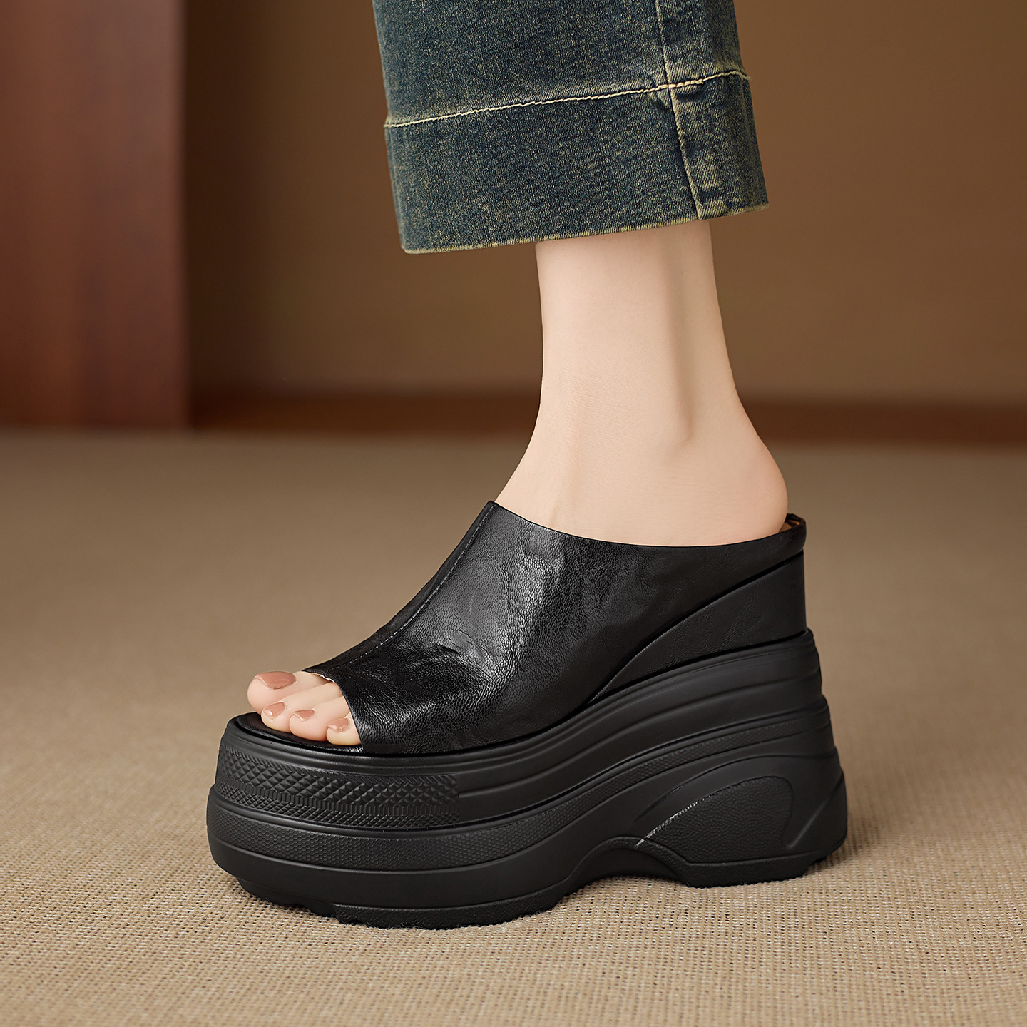 Dép sandal nữ quai chữ V đế xuồng cao gót ẩn, mũi hở, da PU chống nước — màu đen, màu trắng ngà