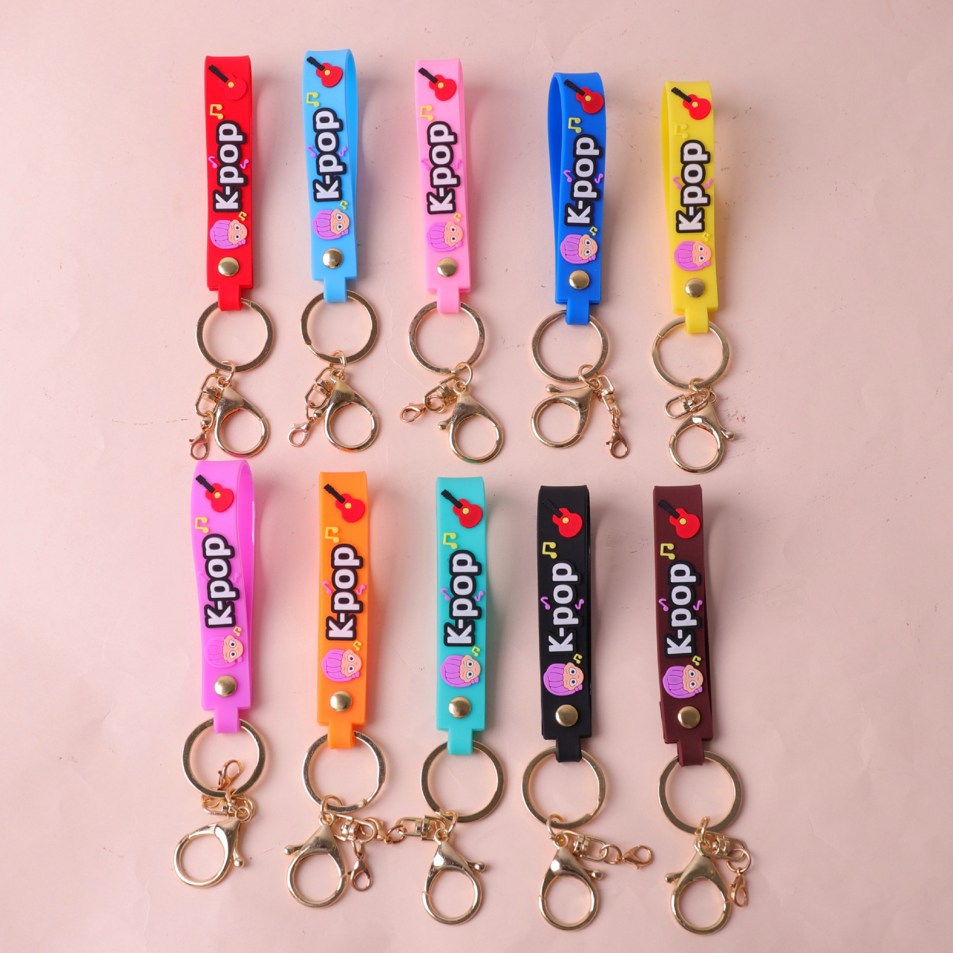 Caza de brujas de PVC goteo muñeca llavero especial colgante de dibujos animados letras de color llavero al por mayor