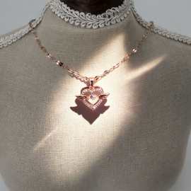 2025欧美天使之翼爱心灵动项链女ins时尚钛钢心形翅膀锁骨链轻奢