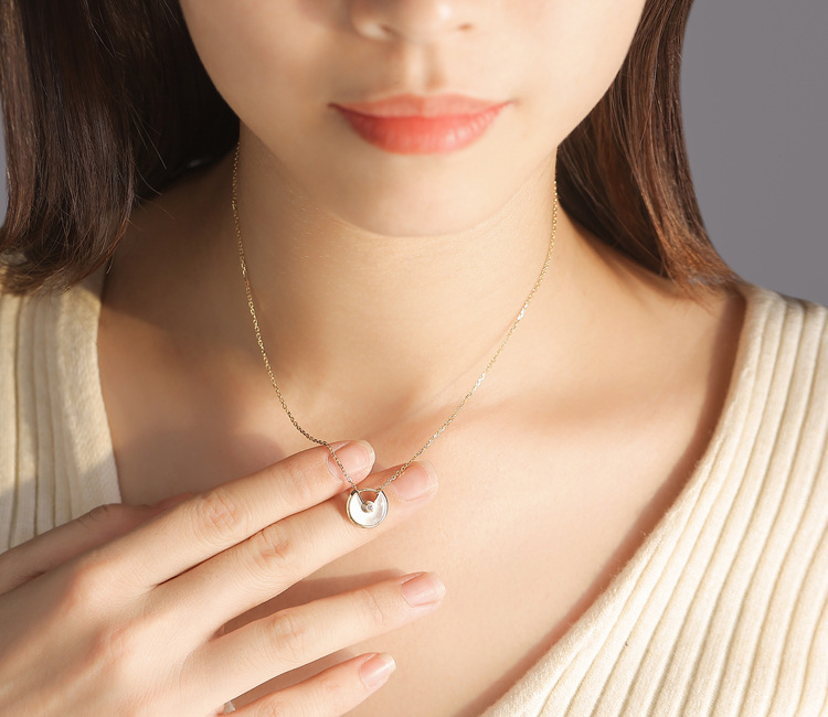 Designer Style Amulet Necklace with White Fritillaria, Red and Black Agate Round Pendant, Collar Chain Necklace_voghion.com