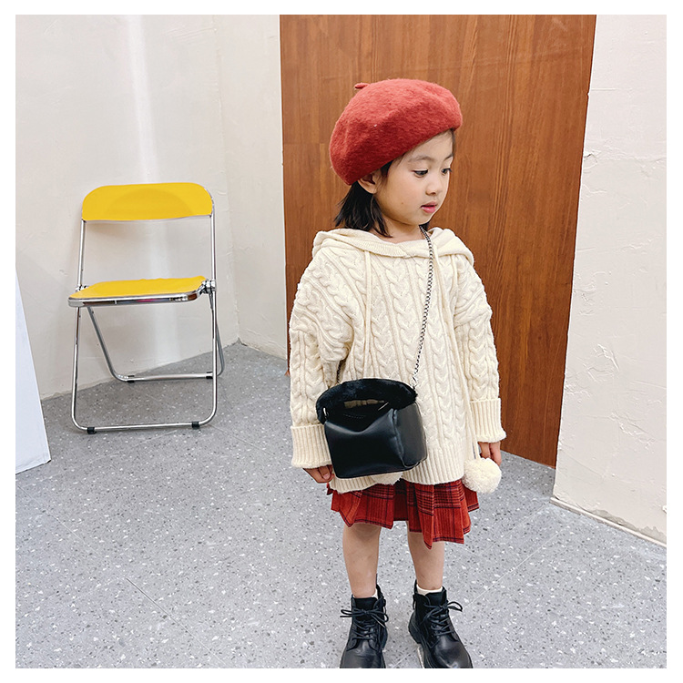 Children's Bag Fall Winter 2021 New Furry Messenger Bag Solid Color Mini Bucket Bag display picture 3