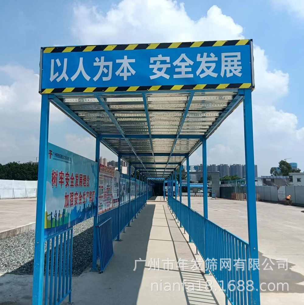 施工工地安全通道现货 双层顶塔吊走道防护棚带广告牌