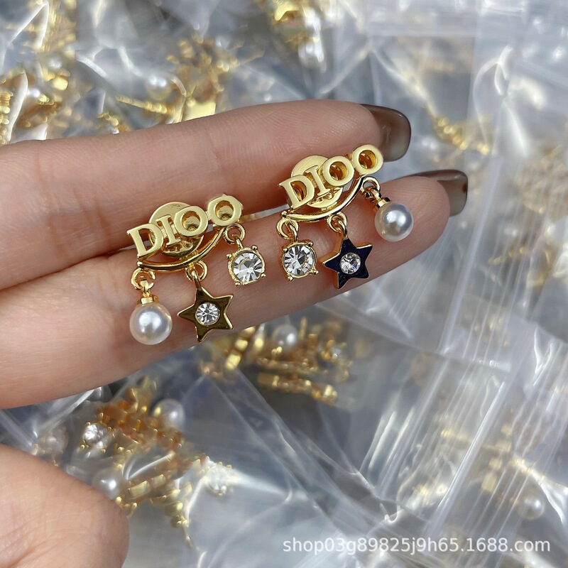 Real Shot of D-Brand Tassel Pearl Earrings with Lettering for Women, Fashion Star Earrings, Wholesale from Factory