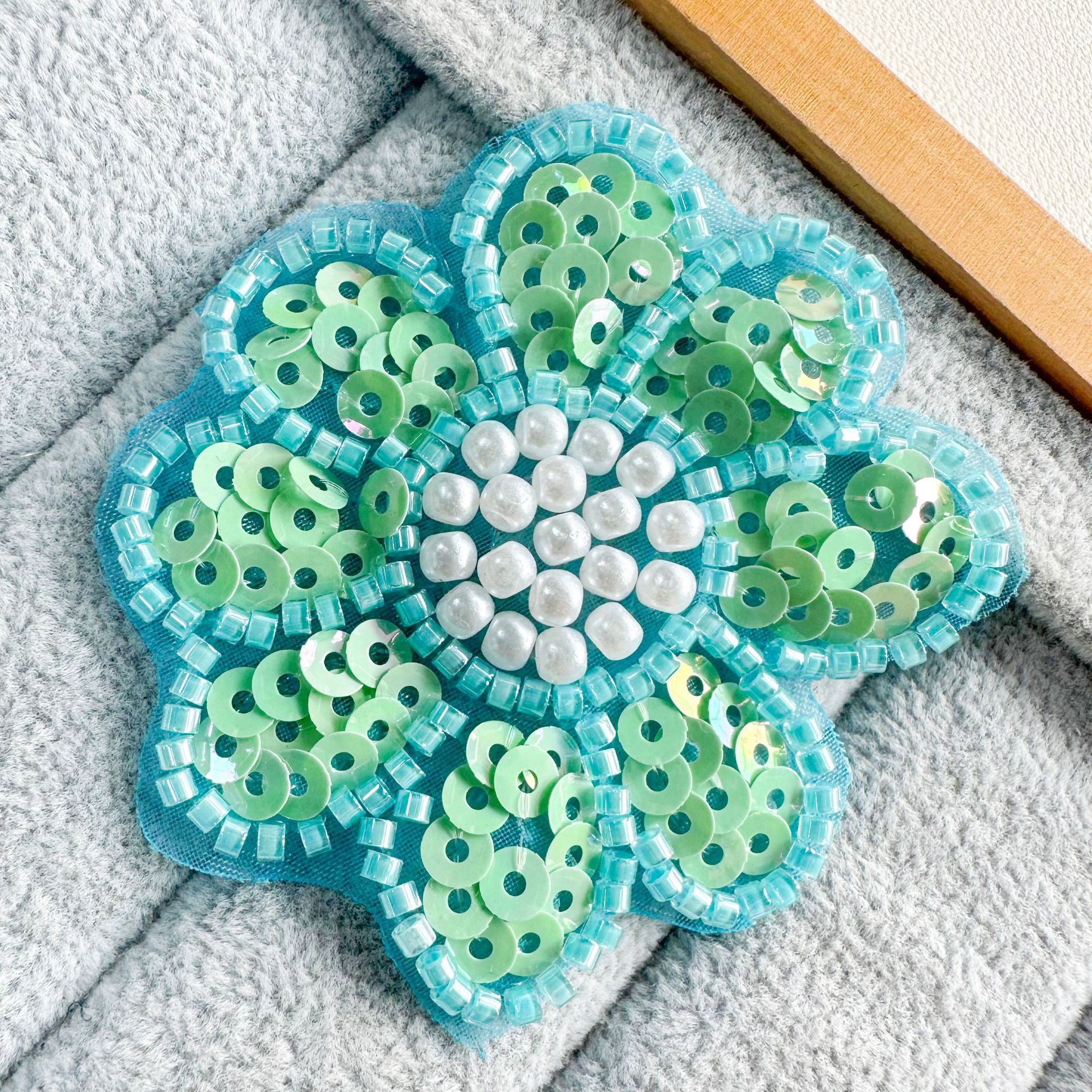 Mayorista brillante DIY material de decoración pequeña flor parche cuentas accesorios estéreo hechos a mano bajo precio suministro de stock