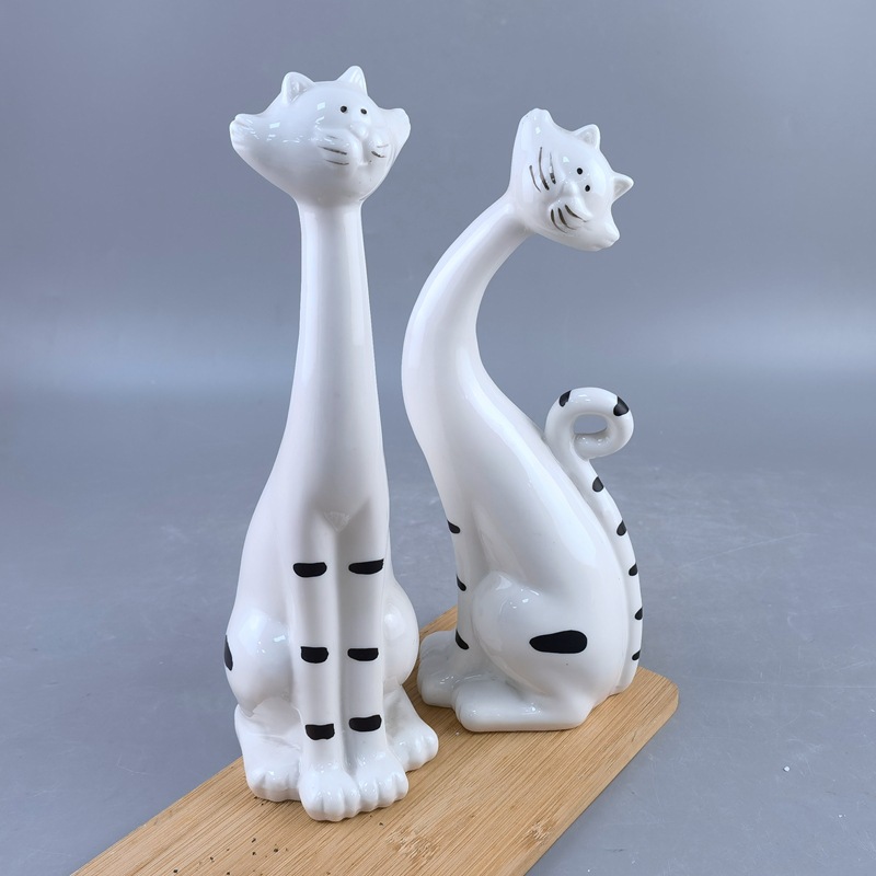 Familia de tres personas porcelana blanca adorable gato creativo sala de estar gabinete de televisión decoración artesanal de cerámica combinación de gato pro