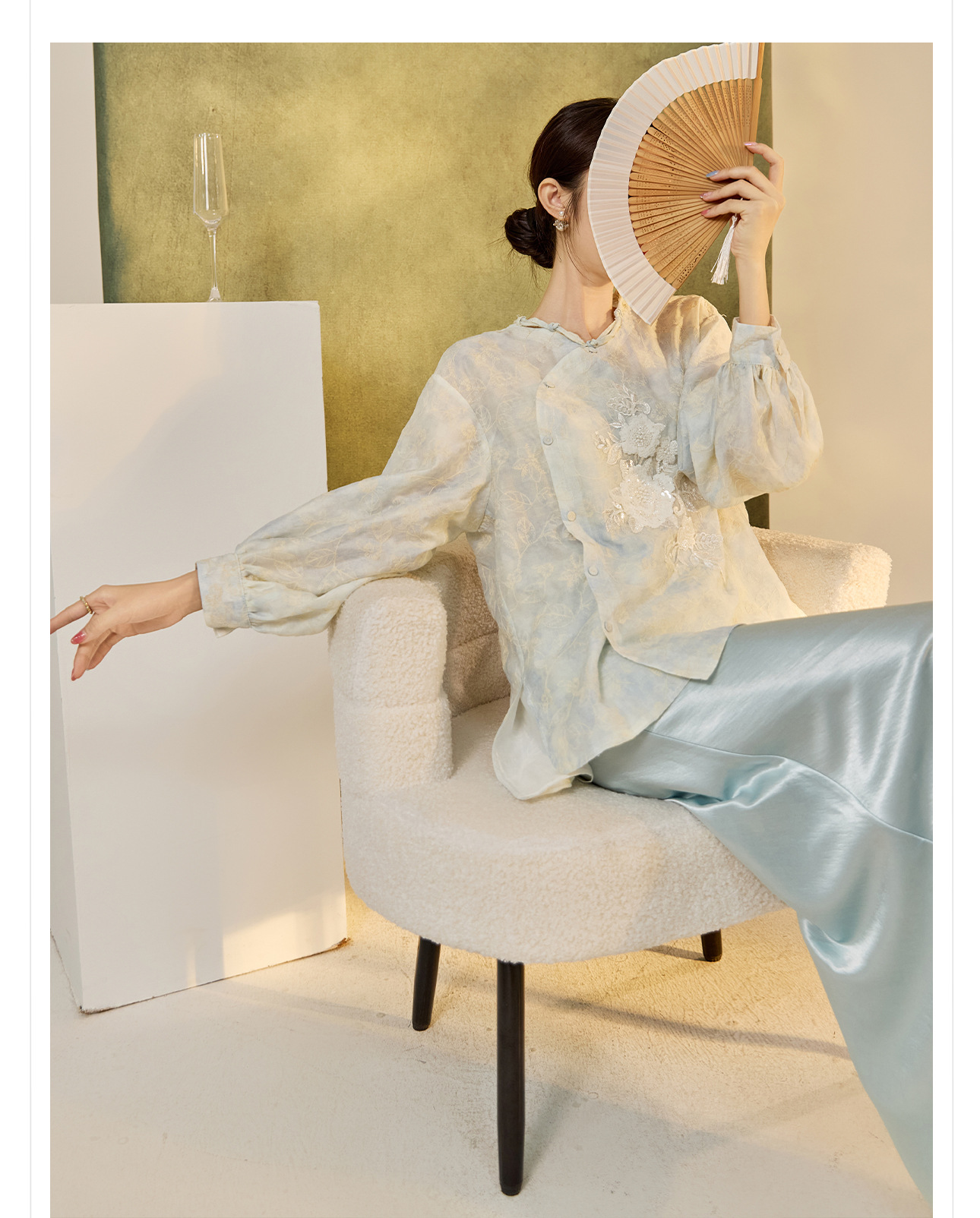 Áo sơ mi thêu phong cách retro đầu thu 2026, cổ chéo nghệ thuật, phong cách Tân Trung Hoa — màu xanh nhạt chi tiết 4