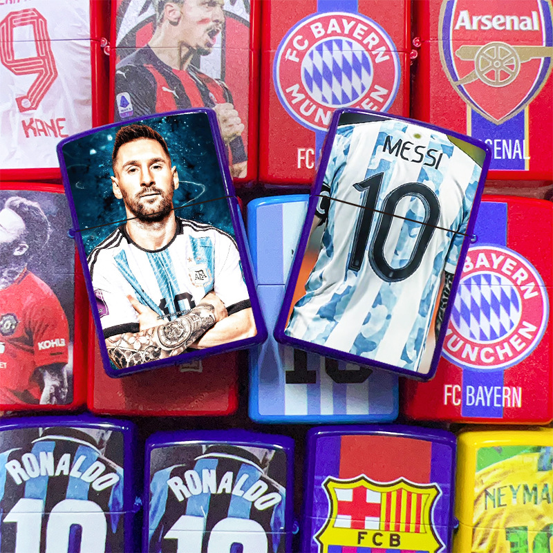 Encendedor de queroseno con diseño de jugador legendarario de la dinastía del fútbol, textura retro en relieve, acabado mate, artesanía