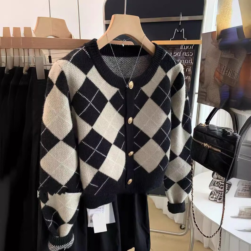 Black and White Checkered Short Knitted Cardigan for Women, Winter and Spring, with a Unique Design, Suitable for Petite Figures, Round Neck Argyle Sweater Coat Black and White Checkered Short Knitted Cardigan for Women, Winter and Spring, with a Unique Design, Suitable for Petite Figures, Round Neck Argyle Sweater Coat