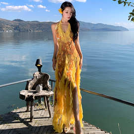 2025新款 辣妹风黄金印花V领挂脖连衣裙女荷叶边开叉显瘦中长裙
