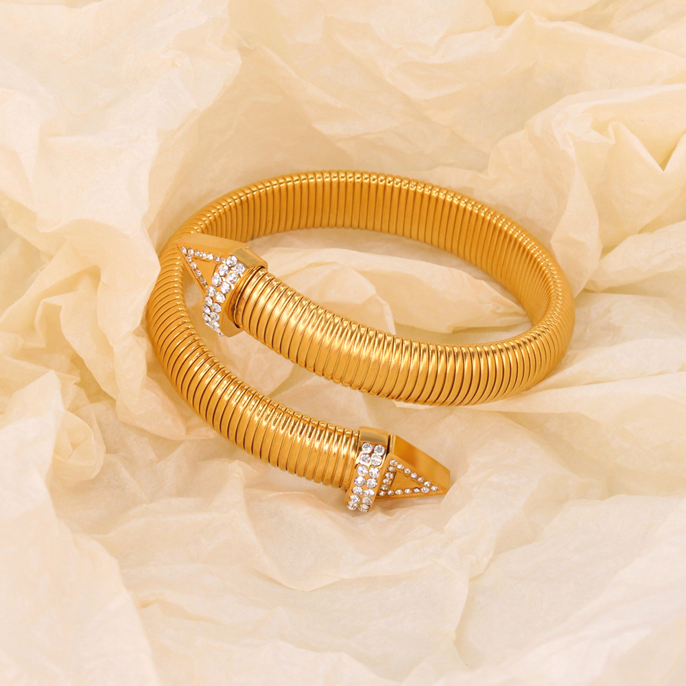 Moda de acero inoxidable 18k chapado en oro europeo y americano nicho pulsera personalizada triángulo de dos cabezas zircon pulsera abierta para las mujeres