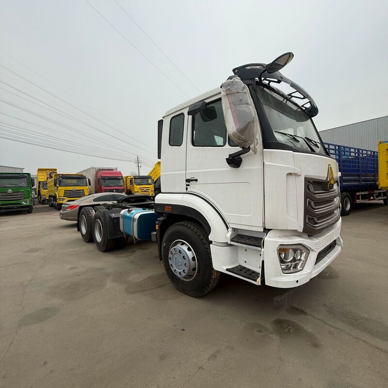 Exporting Sinotruk Howo 8X4 Truck Chassis, Dump Truck, Crane Truck, Container Transport Truck Chassis, and Tractor Truck Exporting Sinotruk Howo 8X4 Truck Chassis, Dump Truck, Crane Truck, Container Transport Truck Chassis, and Tractor Truck