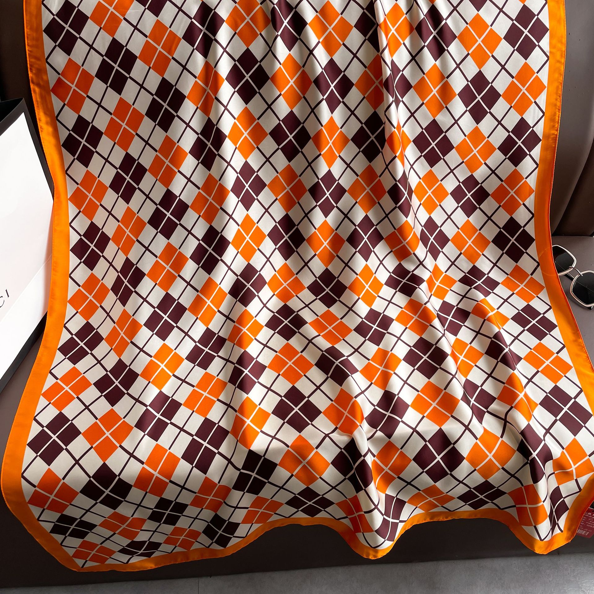 Estilo coreano de moda a cuadros de color a juego de viaje protector solar Toalla de playa delgada nueva seda satén chal de vacaciones de seda artificial bufanda grande