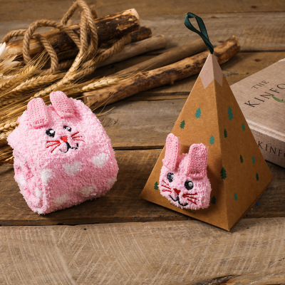 Otoño e Invierno nuevos calcetines de terciopelo de coral de invierno engrosada tridimensional de dibujos animados bordados piso calcetines de Navidad media Casa De terciopelo Calcetines