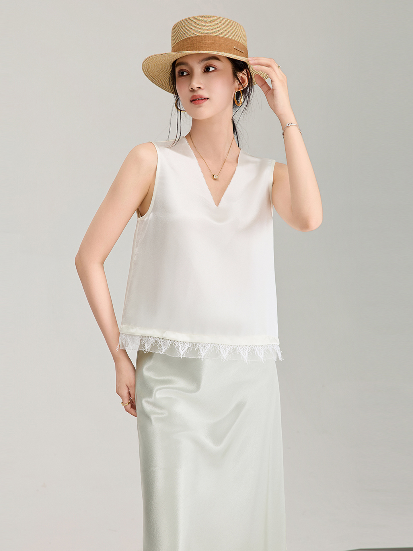 Áo hai dây nữ satin phối ren cổ chữ V — màu đen