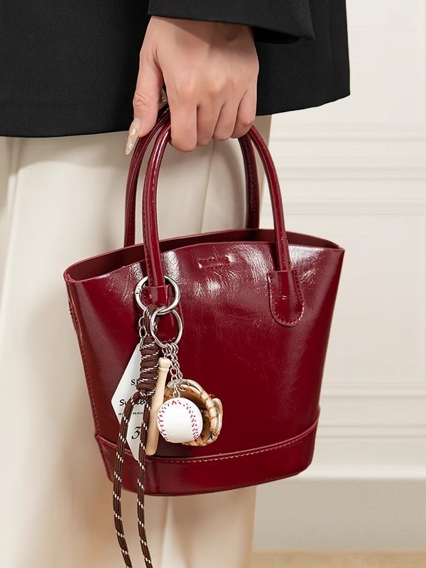Alta sensación retro bolso de cubo rojo para mujeres otoño / invierno 2025 nuevo nicho bolso de novia bolso de mano de viaje mochila