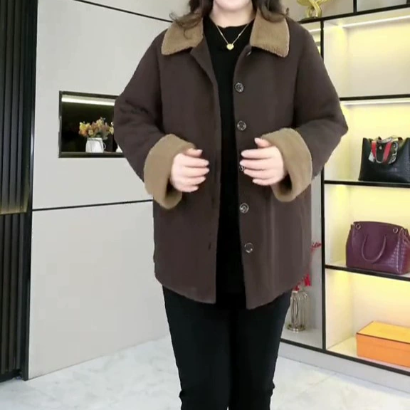 Осенью и зимой утолщенные хлопчатобумажные теплые плюшевые сращивания дикие повседневные легкие зрелые мамы среднего возраста мода носить большие размеры женской одежды