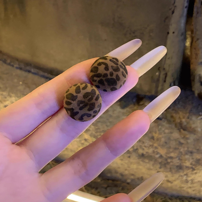 秋冬款氛围感豹纹耳钉轻奢小众港风复古高级感植绒圆形耳环耳饰品|undefined