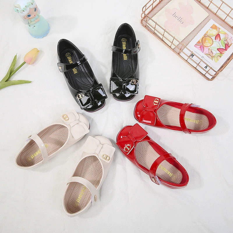 Красные маленькие кожаные туфли для девочек и детей. Весна 2024, новые маленькие туфли на плоской подошве со знаменитостями в Интернете, маленькие и средние детские туфли принцессы на мягкой подошве.