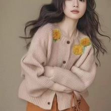 慵懒2025设计重工杏色刺绣花朵开衫针织外套毛衣新款上衣