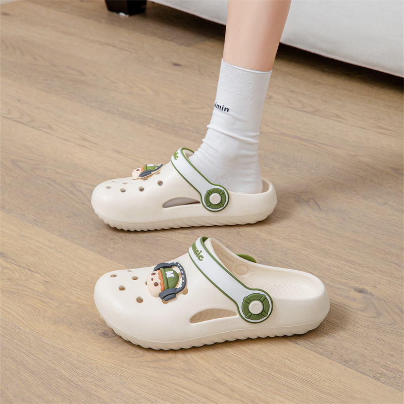 2026 Women's Thick-Soled Cute Closed-Toe Outdoor Beach Shoes with a Soft, Comfortable Feel, Suitable for Home Use