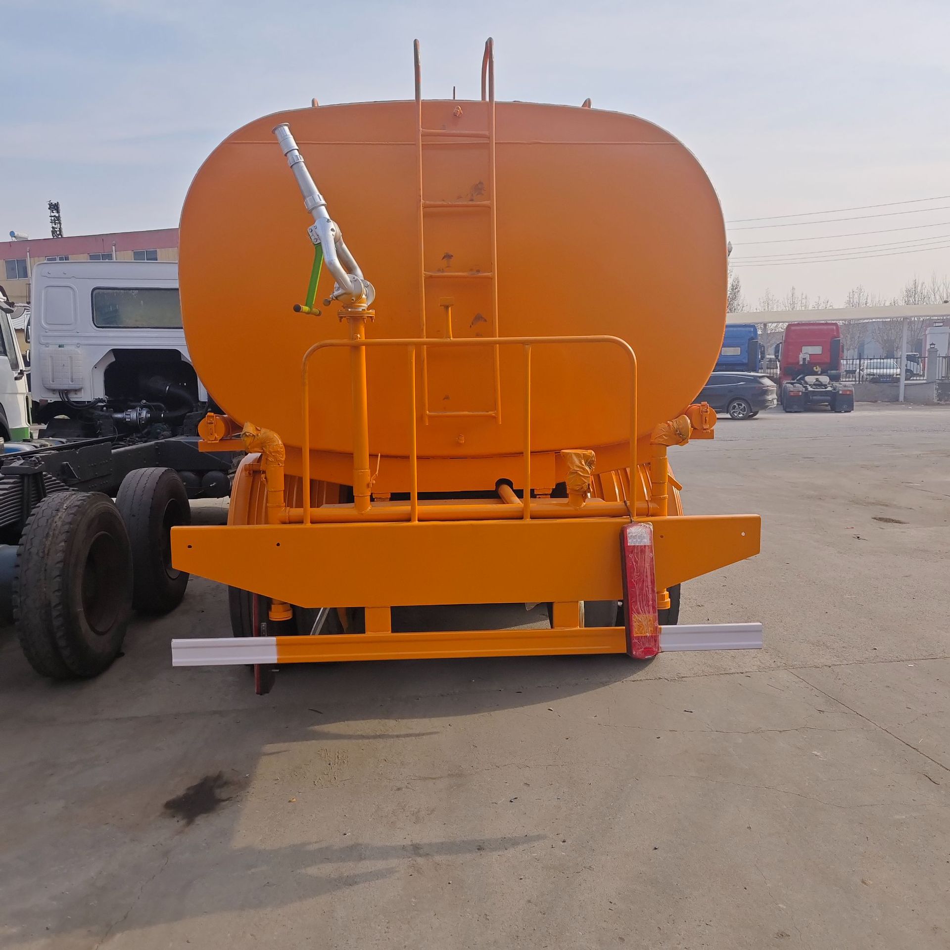 Export Haowo 20-Cubic-Meter Sprinkler Truck, Garden Spraying Truck, Dust-Reducing Cleaning Truck, Rear Dual-Axle Howo Sprinkler Truck