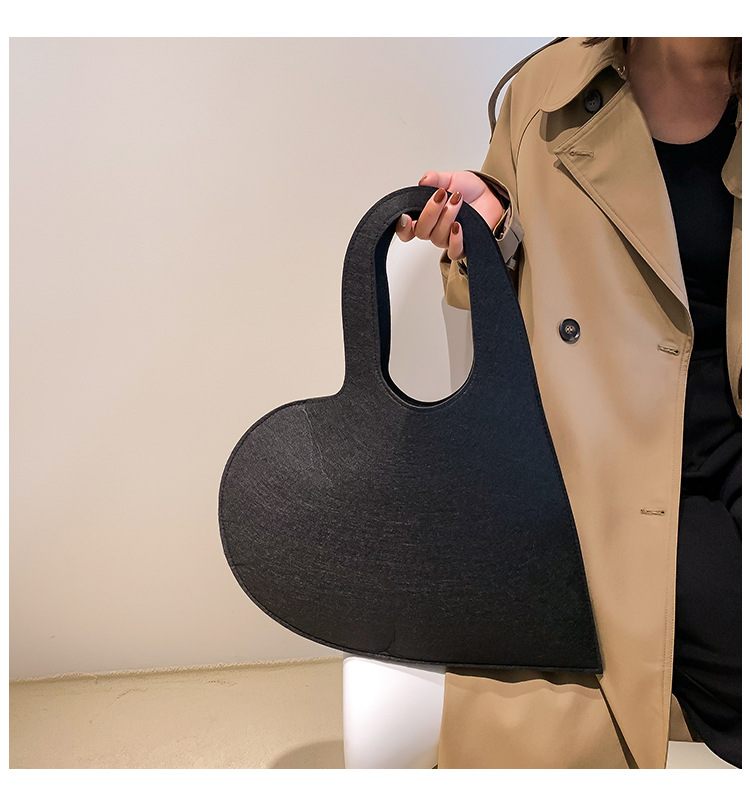 Women's Small Felt Cloth Solid Color Classic Style Streetwear Heart-shaped Zipper Handbag display picture 2