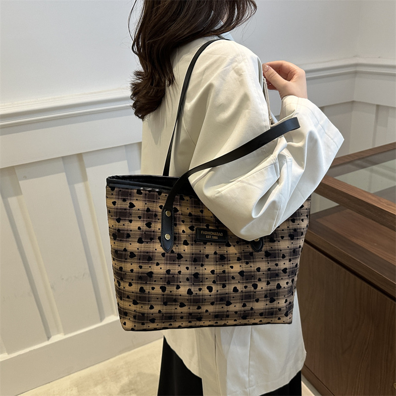 Bolsos para mujer 2024 nuevo bolso de alta capacidad popular de este año bolso de viaje casual de un solo hombro de otoño e invierno de todo fósforo