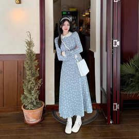 2025年大码女装花边领蘑菇扣碎花连衣裙女秋冬胖MM收腰显瘦a字裙