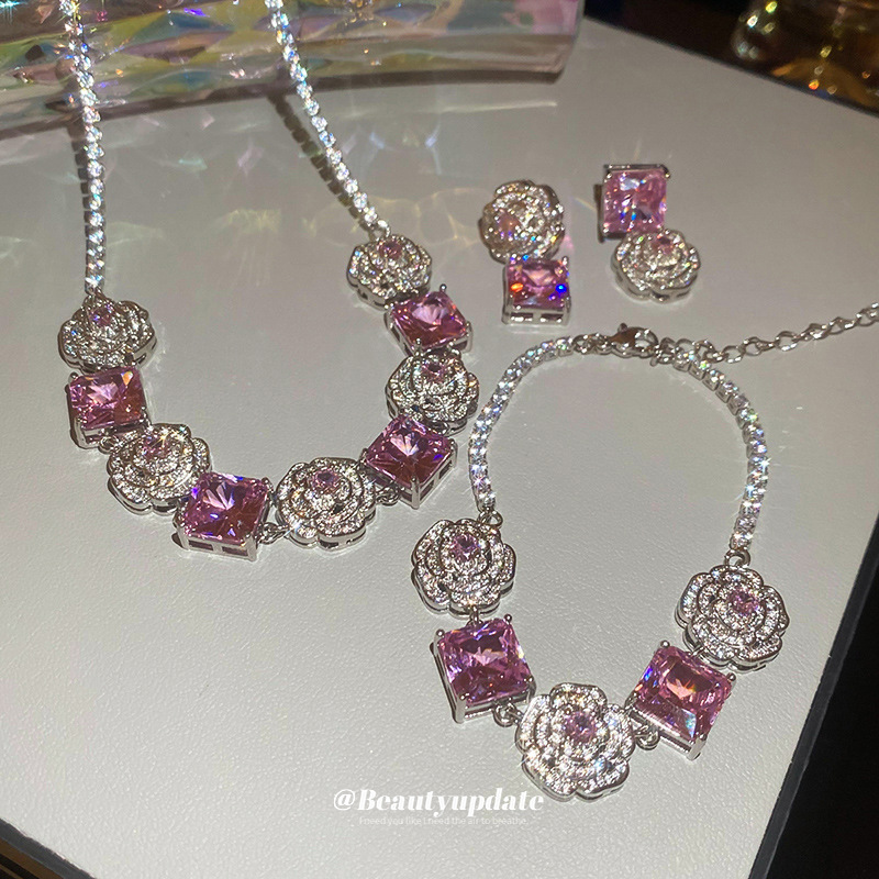 Flor de circón Pulsera cuadrada Juego de collar Temperamento de moda Cadena de clavícula Lujo ligero Advanced Sense Pendientes de todo fósforo Joyas