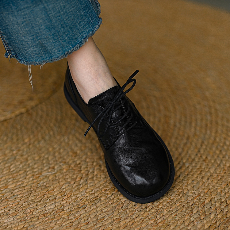 Retro autumn low shoes with shoelaces square toe