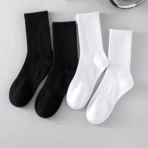 Socks for men and women, mid-calf socks for couples, magnetic three-dimensional holding hands socks, summer, autumn and winter black and white long cotton socks