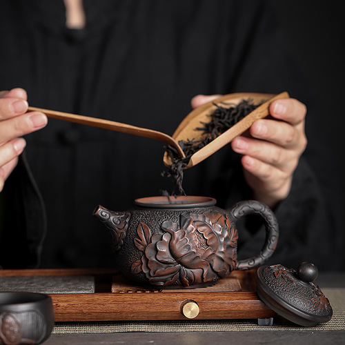 Qingxi purple pottery hand-carved teapot household large ceramic teapot single pot Kung Fu tea set tea ceremony tea divider