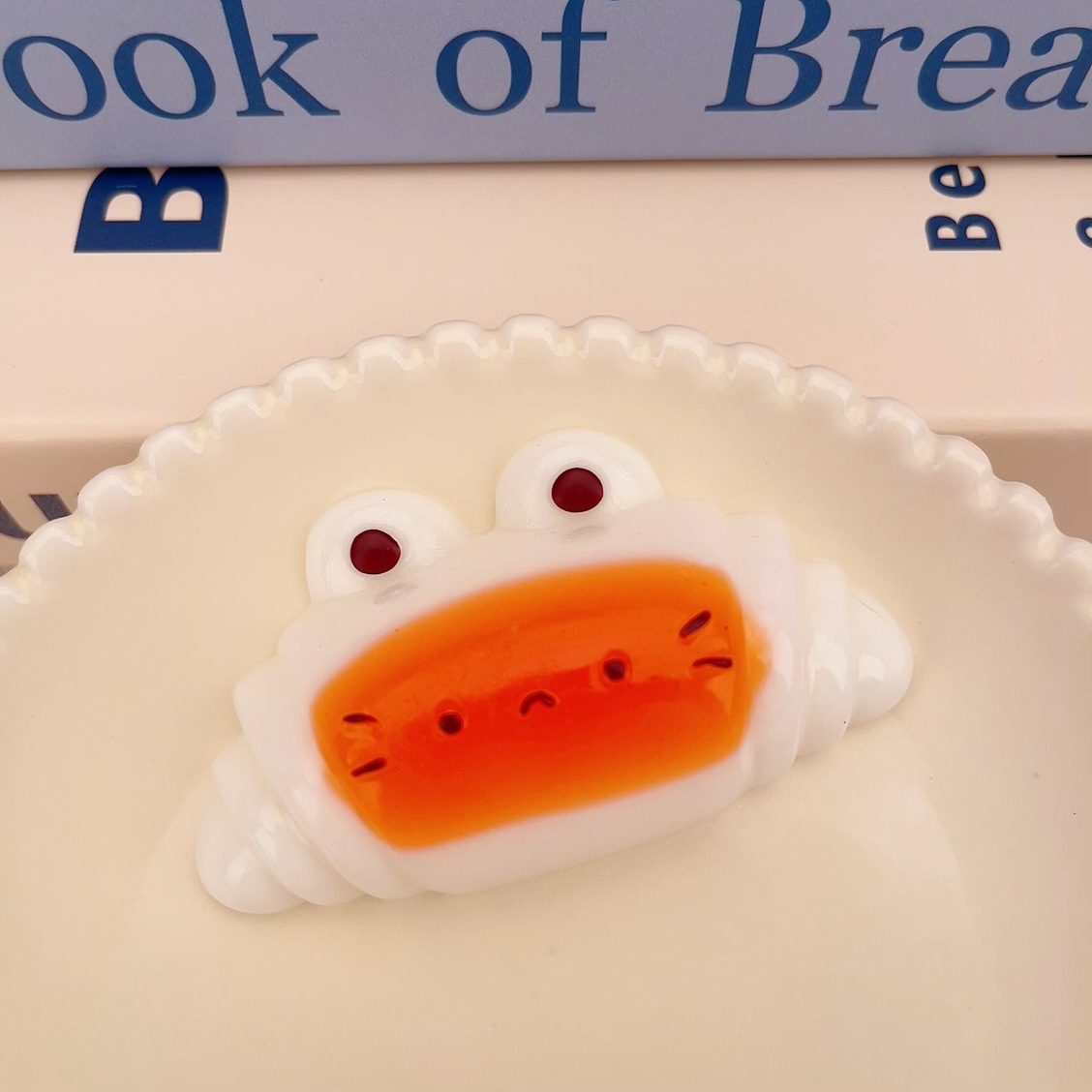 캐러멜 표정 고양이 크로와상