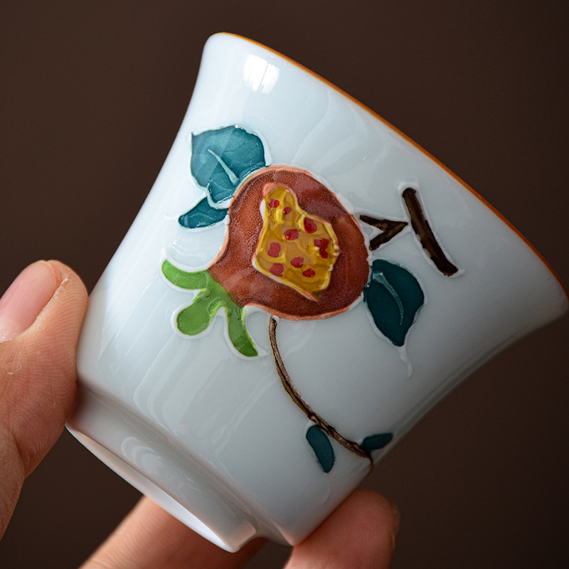 Taza de té pintado a mano en relieve Lotus Taza de cerámica taza de té personal taza maestra pequeña taza individual juego de té Kung Fu taza de té tazón de té