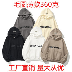 欧米のストリートファッションブランド「FEAR OF GOD」のエッセンシャルズ、反射素材の立体文字入りカップル向けフーディー