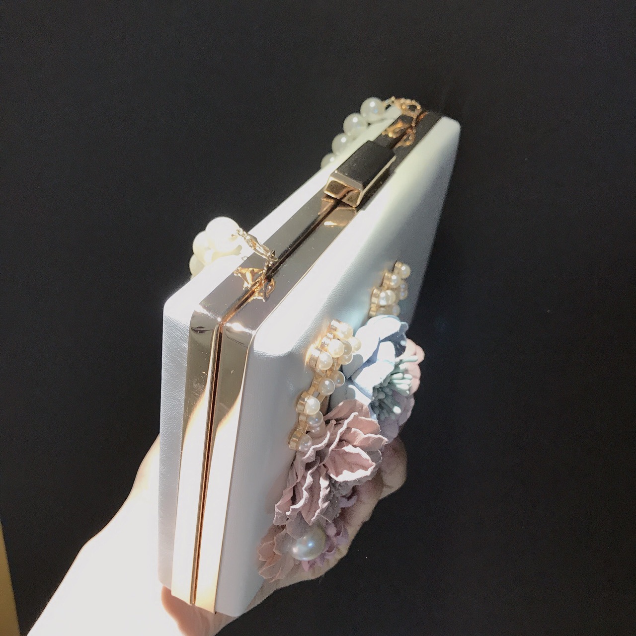 Túi clutch dạ hội hộp vuông dẹt pu trắng đính hoa ngọc trai — Màu trắng chi tiết 3