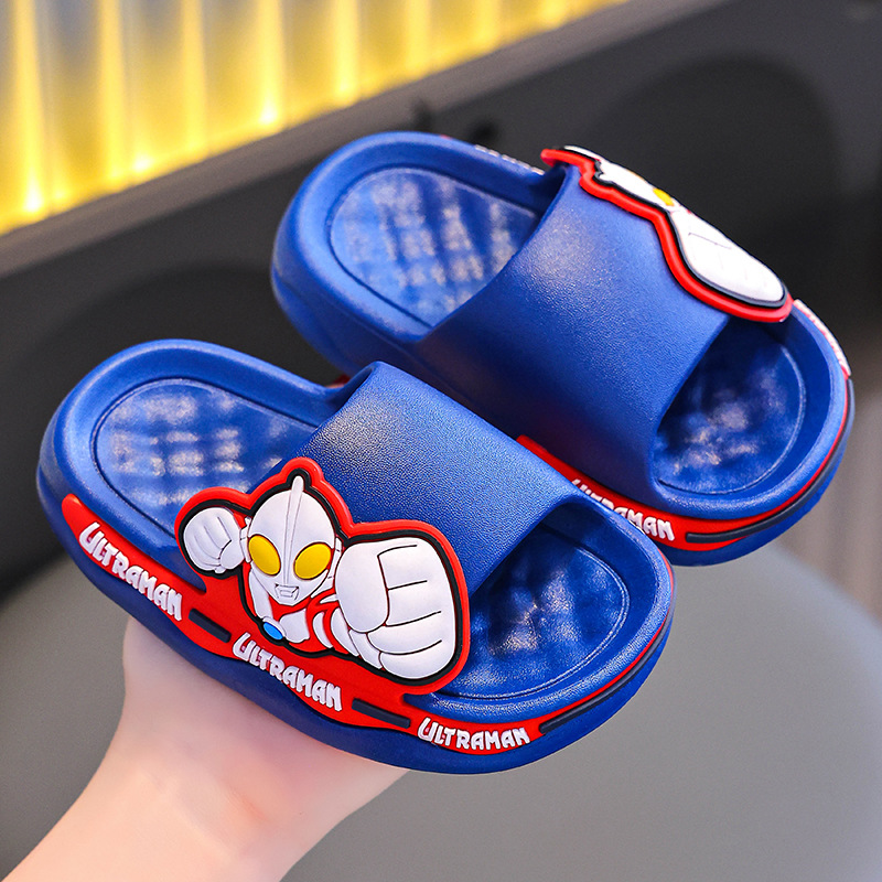 Ultraman niños de verano zapatillas frías para niños 2025 nuevo interior anti-deslizante baño en casa zapatillas frías para niños con base suave