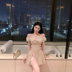 ホットドッグのホットドッグはとても辛いです。杏花流玉蓮の葉の縁に肩の上着があります。