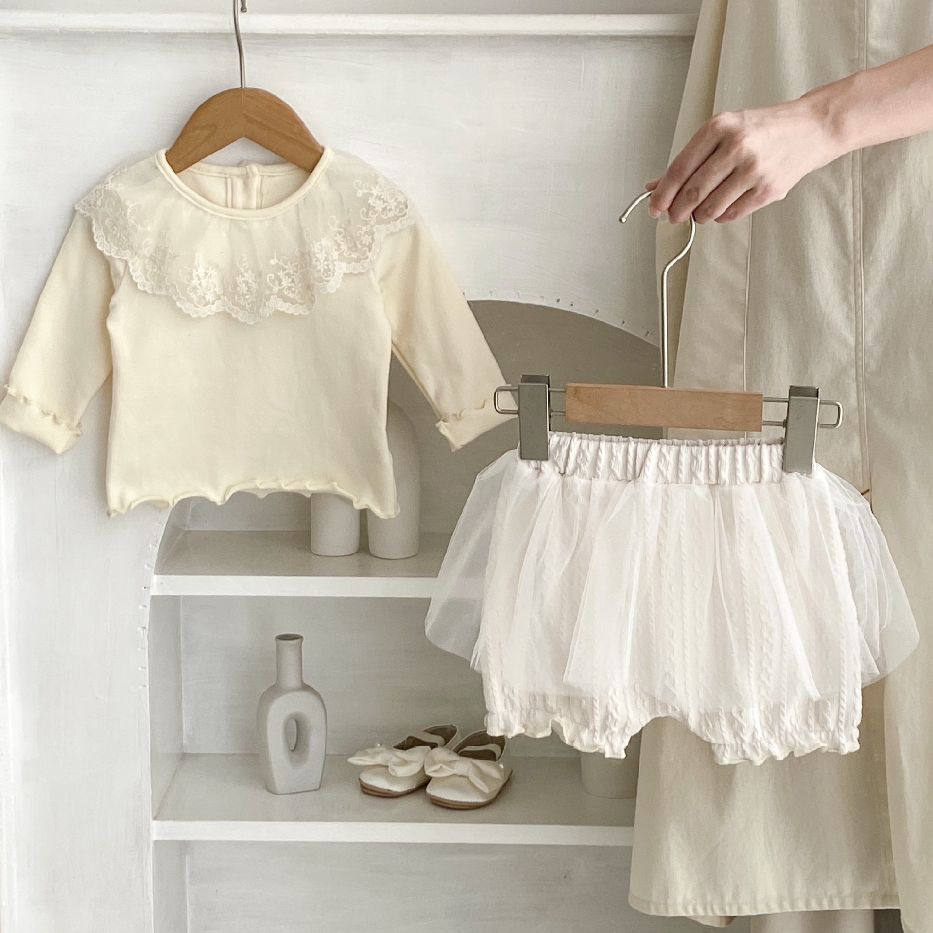 Jesenski set od tri dijela za djevojčice 2024. s čipkastom majicom s ovratnikom, mrežastim hlačama i jednobojnim žakard kaputom, Taken_voghion.com