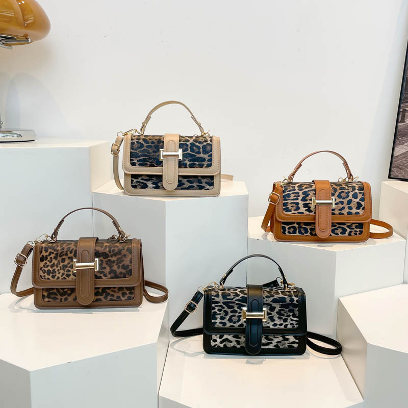 Bolso 2025 nuevo bolso de mujer de moda leopardo textura bolso pequeño nicho de diseño retro impresión de hombro mochila