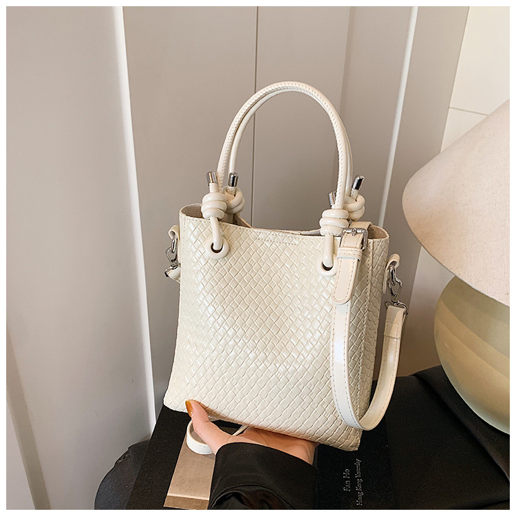 A niche and simple hand-held bucket bag for the summer of 2025, featuring a fashionable and stylish Korean style with a woven pattern, is a single-shoulder crossbody bag undefined